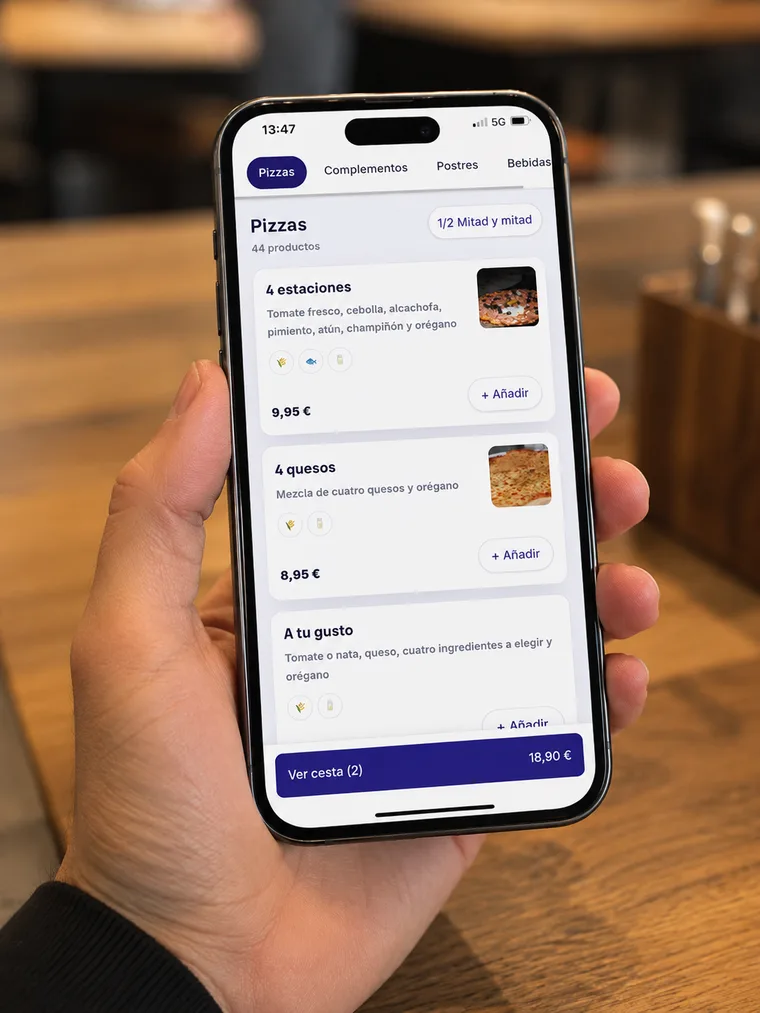Cliente consultando la carta online de Lirio en el móvil con la categoría de pizzas y el botón de añadir